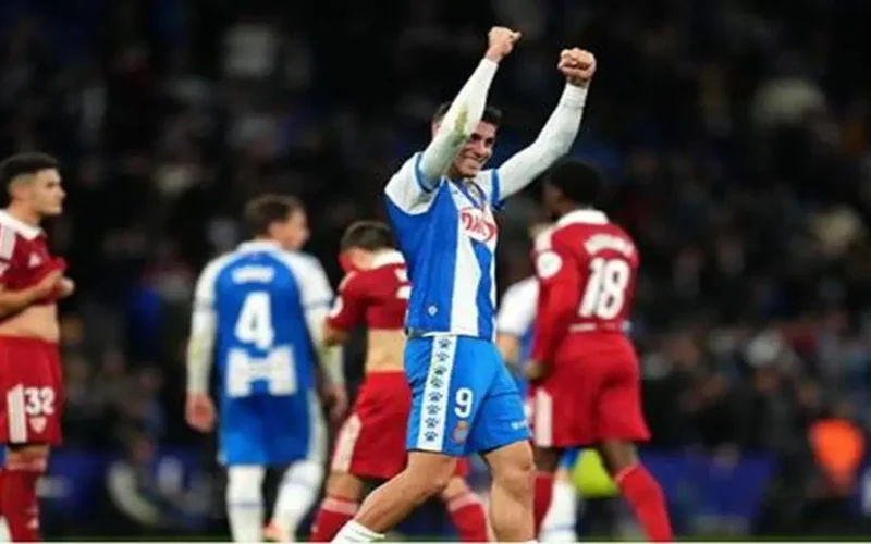 اسبانيول يهزم اشبيلية بثنائية في الدوري الإسباني